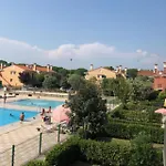 아파트 Cozy House With Garden And Pool In *